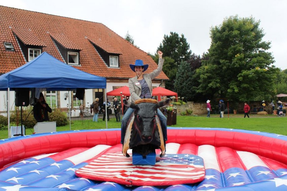 Beste Laune beim Jubiläumsfest auf Gut Neuhof