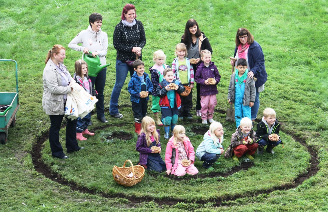 Kinder pflanzen Frühlingsgrüße auf Gut Neuhof