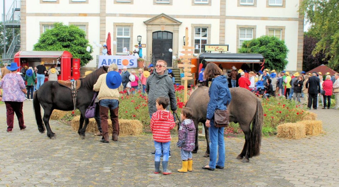 Beste Laune beim Jubiläumsfest auf Gut Neuhof