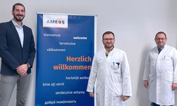 Krankenhausdirektor Manuel Bäuerle und Ärztlicher Direktor Dr. Stephan Rudolph begrüßen Herrn Hamza Aljabali als neuen Chefarzt der Klinik für Urologie und Kinderurologie am AMEOS Klinikum Aschersleben