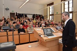 Oberarzt Lars Klapproth referierte über Rückenschmerzen beim Seniorenkolleg