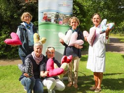 Foto: Dr. Kerstin Knauth mit der Vorsitzenden Angelika von Keiser (links) und drei LandFrauen (v.li. Elvira Petersen, Annegret Martin, Elisabeth Geries).