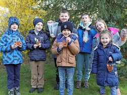 Glückliche Kinder nach der Ostereiersuche im Grünen