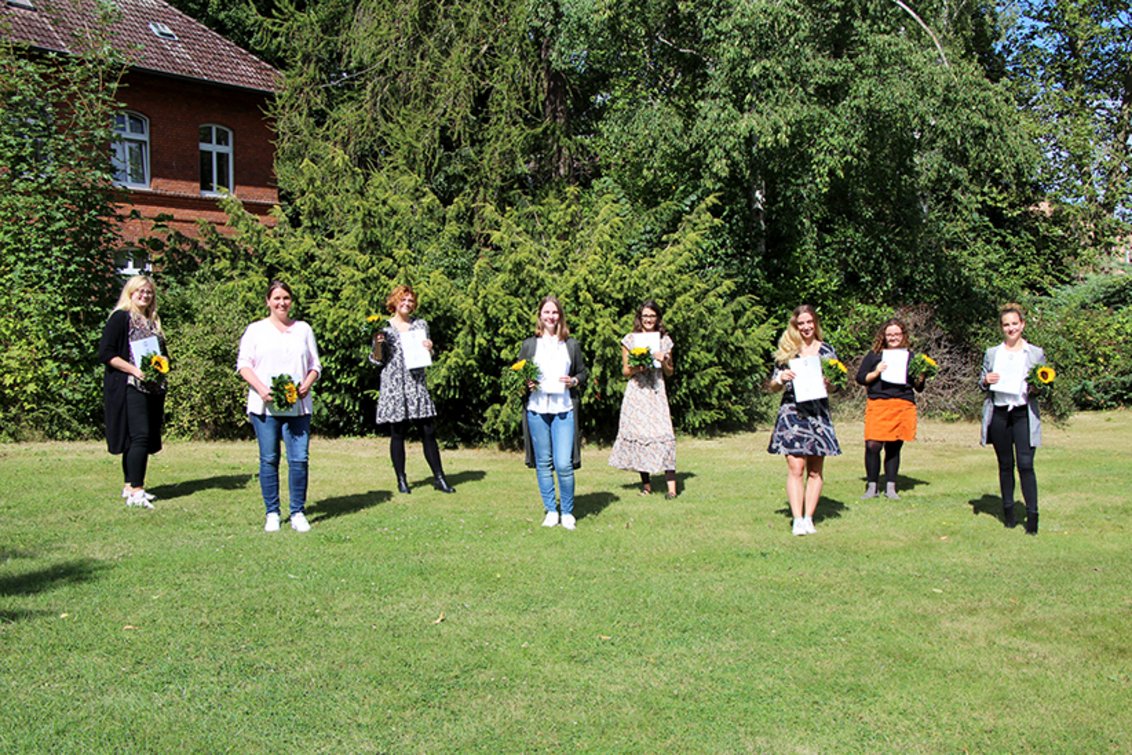 Gratulation zum bestandenen Examen am AMEOS Institut Nord