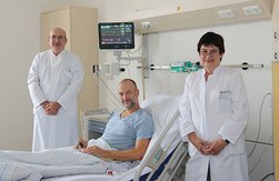 Der Ärztliche Direktor PD Dr. Thomas Butz beglückwünscht Frau Dr. Angelika Görtzen im Namen der Krankenhausdirektion auf der Stroke Unit zur neuen Position als Chefärztin der Klinik für Neurologie.