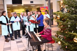 „Grüne Damen“ singen im AMEOS Klinikum Alfeld weihnachtliche Lieder