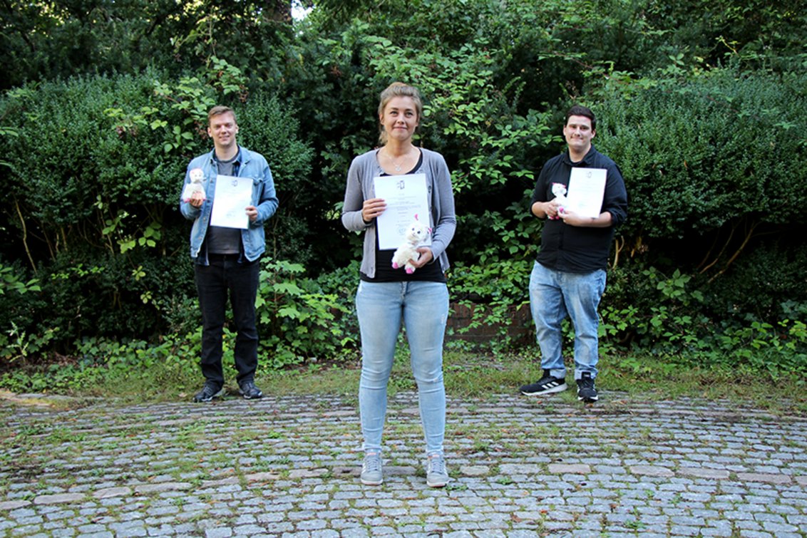 Gratulation zum bestandenen Examen am AMEOS Institut Nord