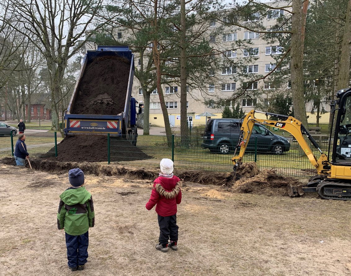 Gemeinsame Pflanzaktion verschönert Außengelände der Kita