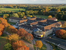 Luftaufnahme des AMEOS Klinikums Seepark Geestland